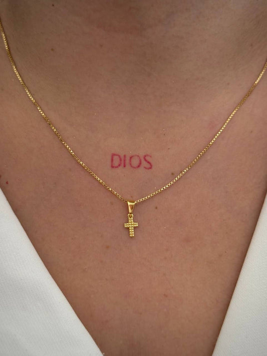 Cadena Veneciana 1´mm Con Dije Mini Cruz Tallada En Oro Laminado 18K