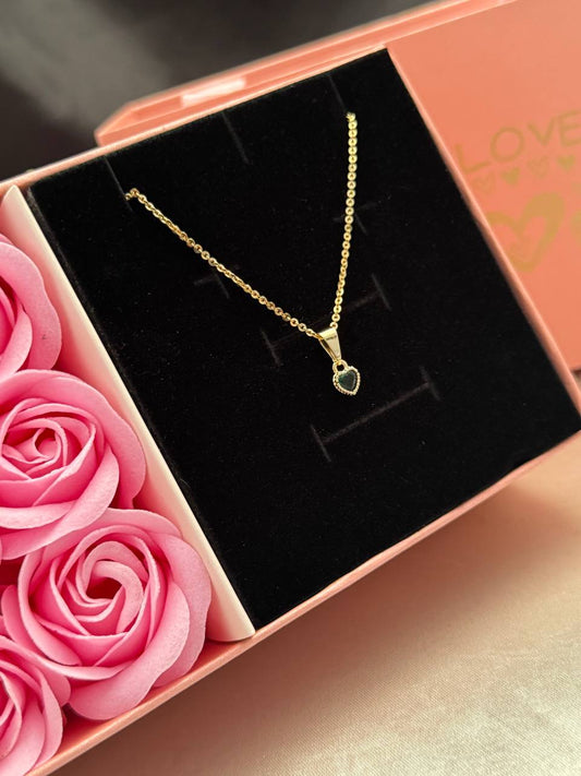 Cadena Aros 1´mm Con Dije Mini Corazón Circón Negro En Oro Laminado 18K