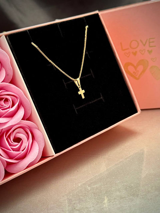 Cadena Veneciana 1´mm Con Dije Mini Cruz Tallada En Oro Laminado 18K